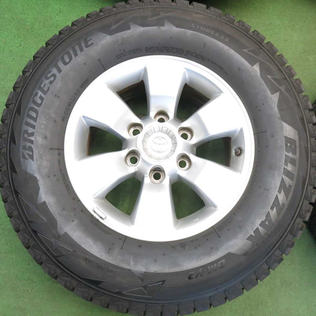 バリ溝！9分★トヨタ 215系 ハイラックス 純正 265/70R16 スタッドレス ブリヂストン ブリザック DM-V2 16インチ PCD139.7/6H★6052102HAス