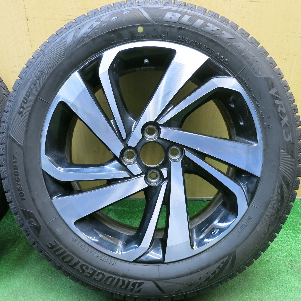 バリ溝！9.5分★トヨタ ライズ ダイハツ ロッキー 純正 195/60R17 スタッドレス ブリヂストン ブリザック VRX3 17インチ PCD100/4H★6042306HAス