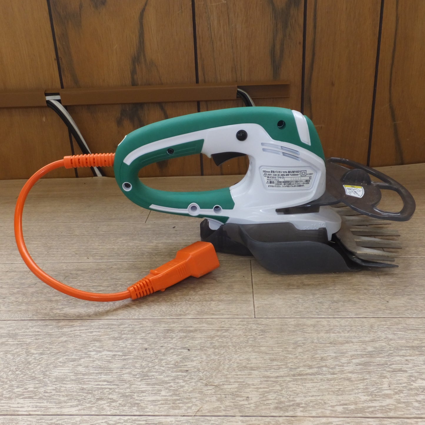 [送料無料] キレイ★マキタ makita 160mm 芝生バリカン MUM1601　100V～ 0.9A 50-60Hz 80W★