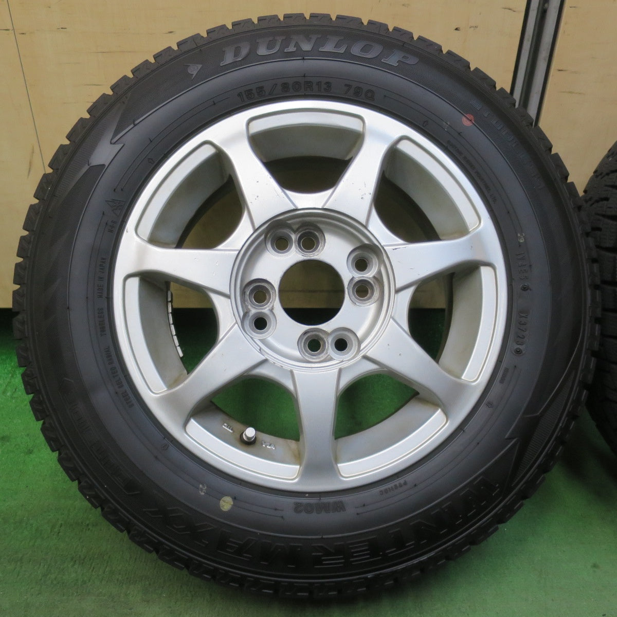 バリ溝！23年！9.5分以上★スタッドレス 155/80R13 ダンロップ ウインターマックス WM02 社外 アルミ 13インチ PCD100 114.3/4H マルチ★5120513イス