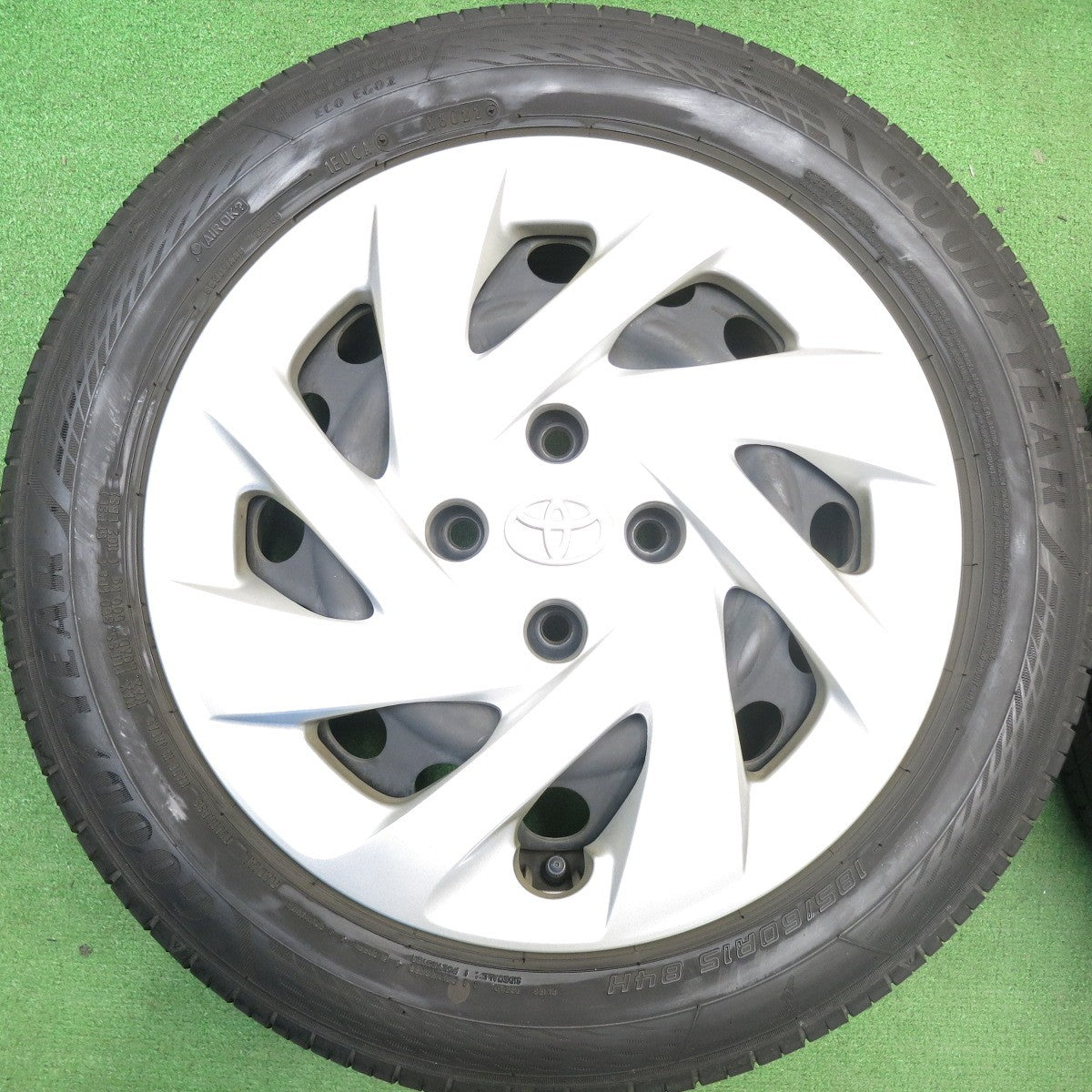 バリ溝！22年！8.5分★トヨタ 10系 アクア 純正 スチール 185/60R15 グッドイヤー EfficientGrip ECO EG02 15インチ PCD100/4H★6040517HAノ
