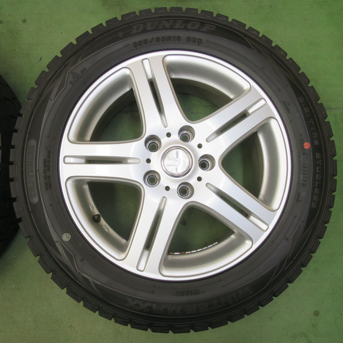 バリ溝！キレイ！9.5分★スタッドレス 205/60R16 ダンロップ ウインターマックス WM01 DUFACT DF5 デュファクト 16インチ PCD114.3/5H★6042713イス