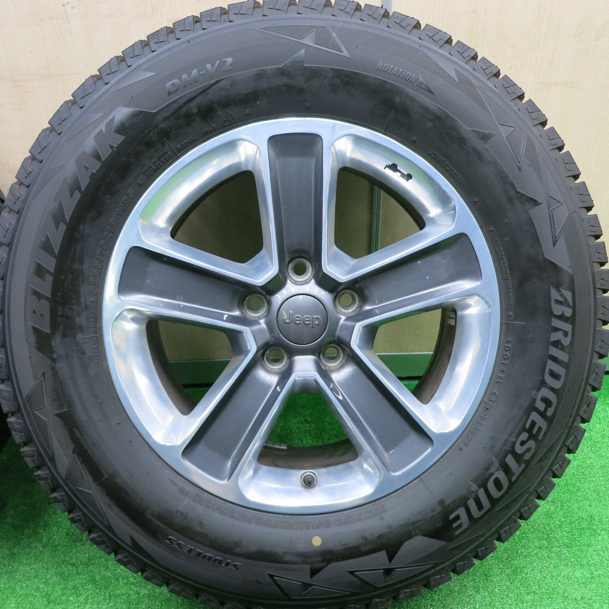 [送料無料] バリ溝！21年！キレイ！9.5分★ジープ JL ラングラー アンリミテッド サハラ 純正 255/70R18 スタッドレス ブリヂストン ブリザック DM-V2 PCD127/5H★4091501HAス