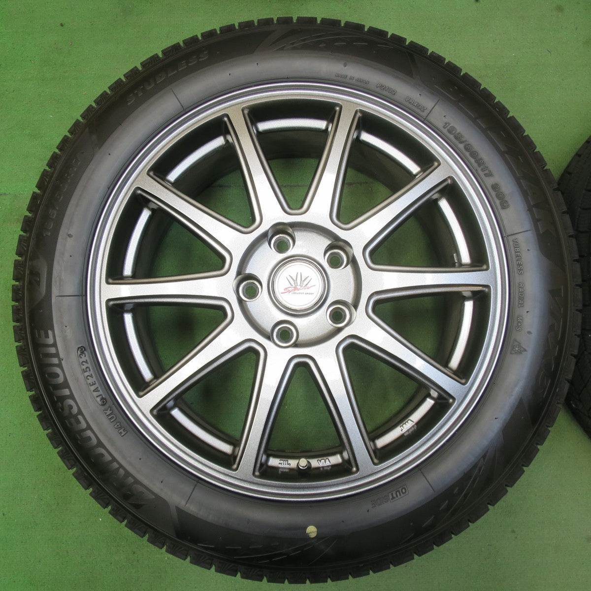 バリ溝！23年！キレイ！9.5分★LOXARNY SPORT 195/60R17 スタッドレス ブリヂストン ブリザック VRX3 ロクサーニ スポーツ 17インチ PCD114.3/5H★5061802イス