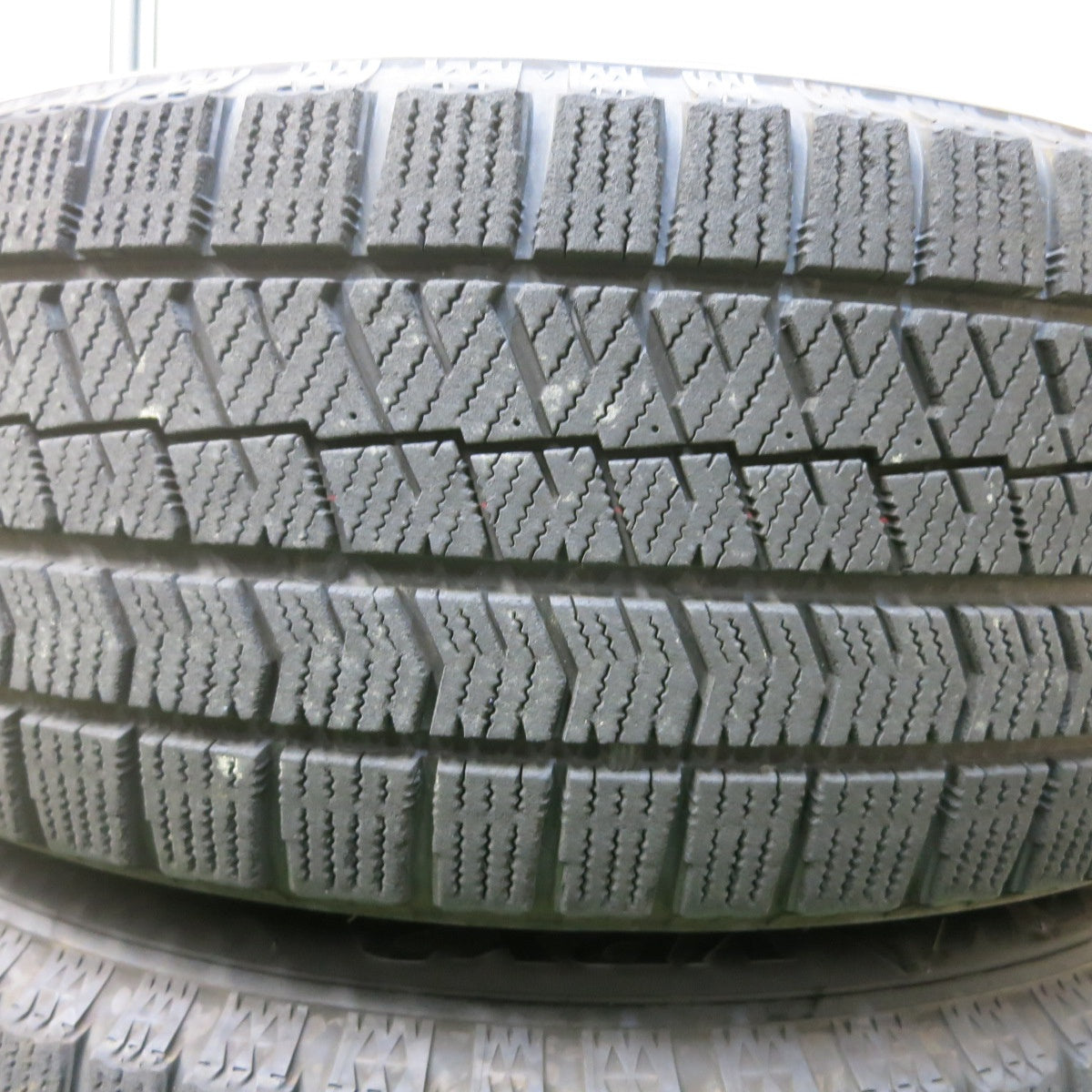 [送料無料] バリ溝！8.5分★スタッドレス 215/65R16 ブリヂストン ブリザック VRX2 AIZE 16インチ PCD114.3/5H★4102901SYス