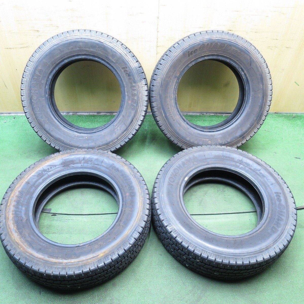 バリ溝！20年！9.5分以上★トラック タイヤ 205/75R16 113/111L スタッドレス ヨコハマ アイスガード iG91★4052504クスタ