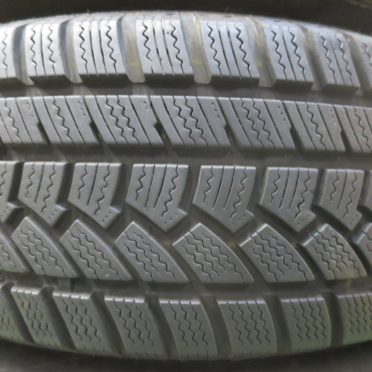 バリ溝！9分★BMW X5 純正 235/65R17 スタッドレス ハイフライ Win-turi 212 17インチ PCD120/5H★6032308イス