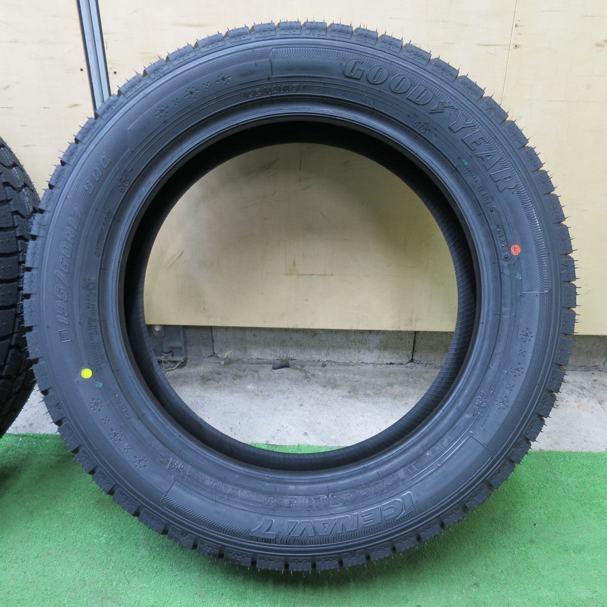 未使用！25年★スタッドレス 195/60R17 グッドイヤー アイスナビ7 タイヤ 17インチ 60系 プリウス ライズ ロッキー 等★6041301NGスタ