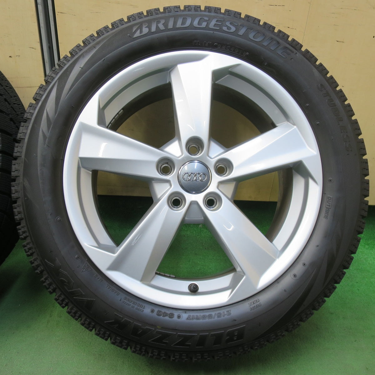 バリ溝！キレイ！9.5分★アウディ Q2 純正 215/55R17 スタッドレス ブリヂストン ブリザック VRX 17インチ PCD112/5H★5111502イス