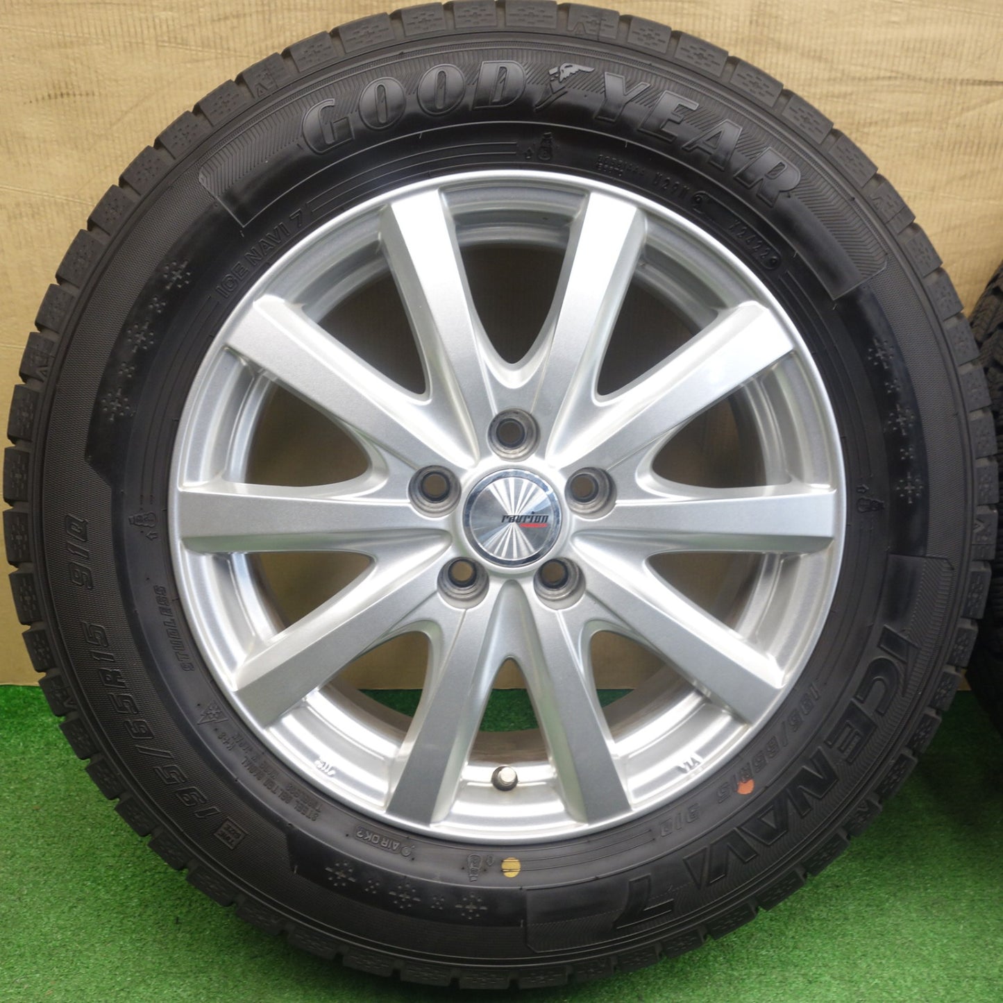バリ溝！22年！キレイ！9分★プリウス 等 195/65R15 スタッドレス グッドイヤー アイスナビ7 ravrion RS01 ラブリオン 15インチ PCD100/5H★6022002KTス