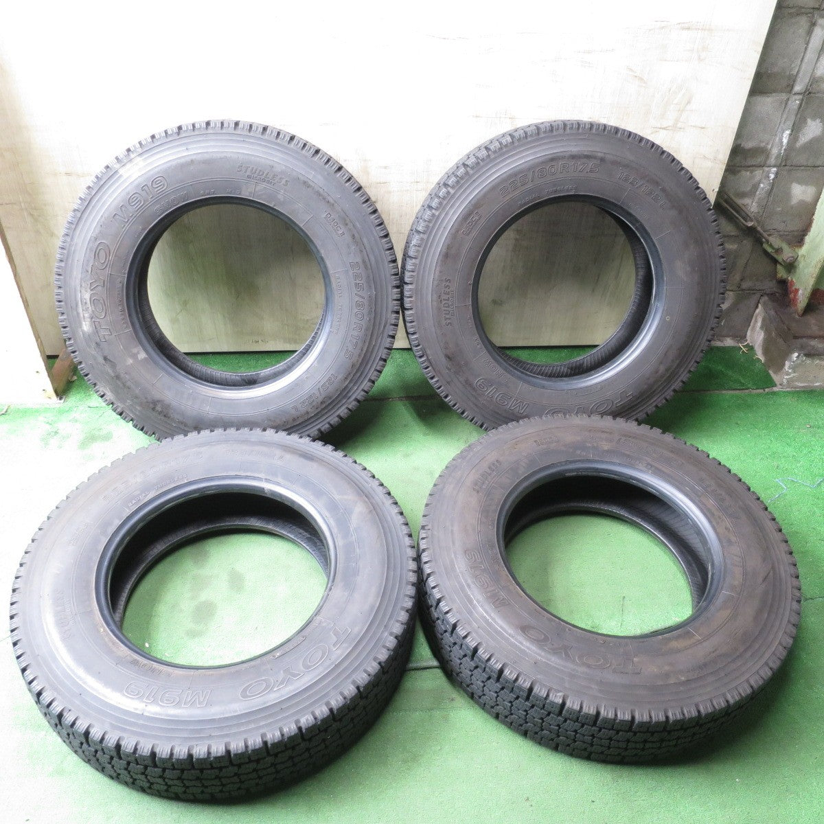 *送料無料* バリ溝！9分★トラック タイヤ 225/80R17.5 123/122L スタッドレス トーヨー M919 17.5インチ★4052804クスタ