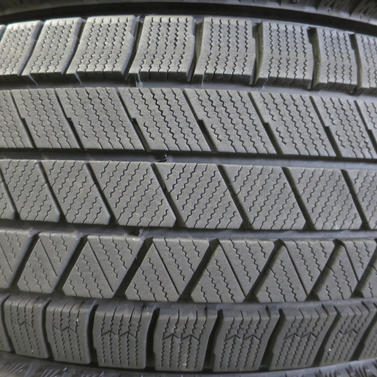 バリ溝！23年！9.5分◎スタッドレス 225/60R18 ブリヂストン ブリザック VRX3 タイヤ 18インチ 40系 アルファード ヴェルファイア 等◎6082808イスタ
