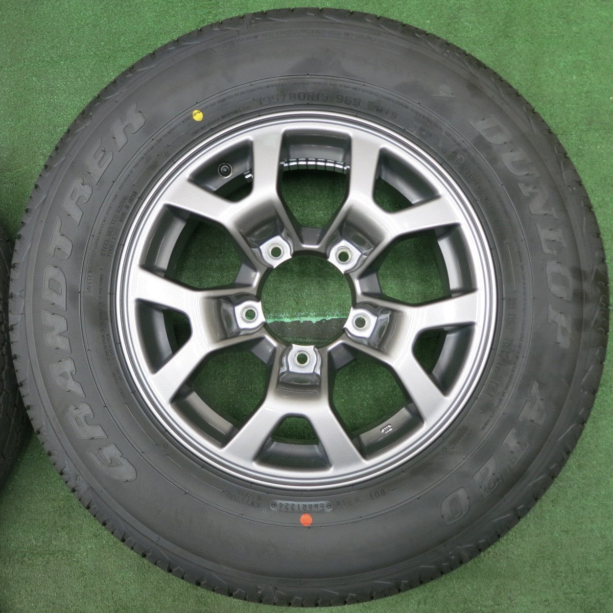 *送料無料* 新車外し！24年★スズキ ジムニー シエラ 純正 195/80R15 ダンロップ AT20 グラントレック 15インチ PCD139.7/5H★4061405NJノ