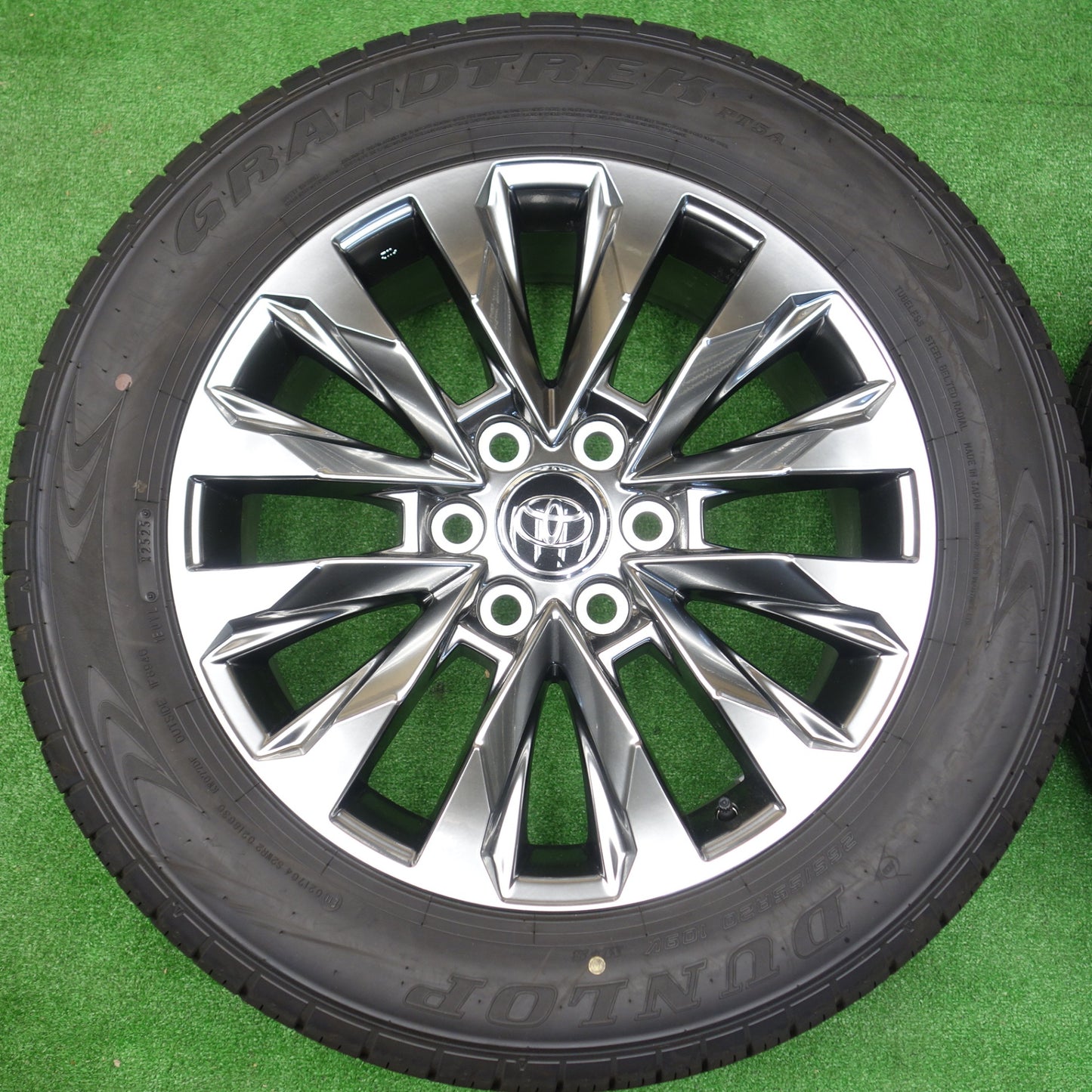 新車外し！25年★トヨタ ランクル 300 ZX 純正 265/55R20 ダンロップ グラントレック PT5A 20インチ PCD139.7/6H★5121401KTノ