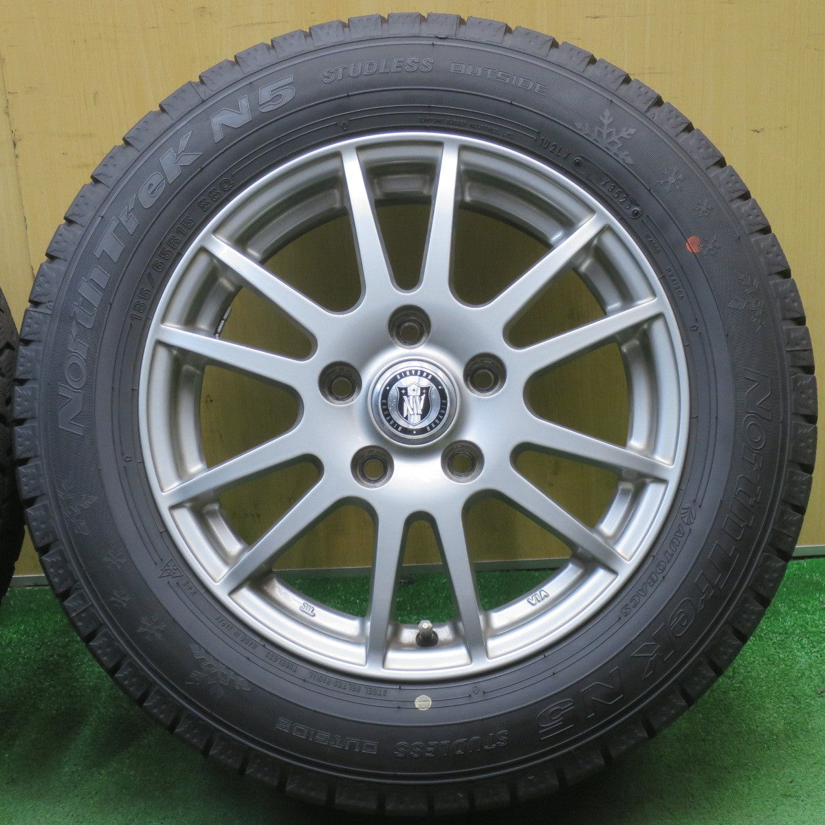 超バリ溝！25年！キレイ！9.5分以上★スタッドレス 185/65R15 オートバックス ノーストレック N5 NIRVANA NV ニルバーナ ニルヴァーナ 15インチ PCD114.3/5H★6051301NJス