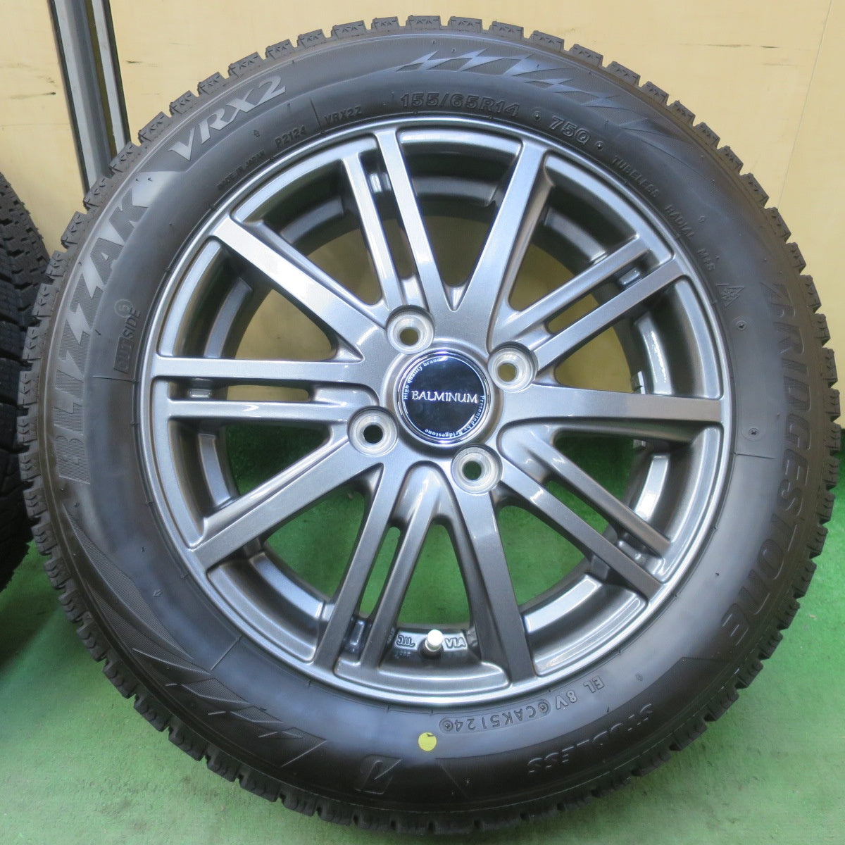 バリ溝！24年！キレイ！9分◎スタッドレス 155/65R14 ブリヂストン ブリザック VRX2 BALMINUM BR10 バルミナ 14インチ PCD100/4H◎6100706イス