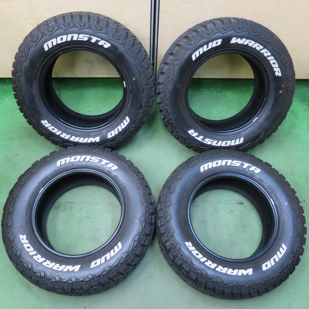 バリ溝！22年！9.5分★235/70R16 104/101Q モンスタ マッドウォーリアー ホワイトレター MONSTA MUD WARRIOR 16インチ デリカD5 エクストレイル RAV4 等★5112804イノタ