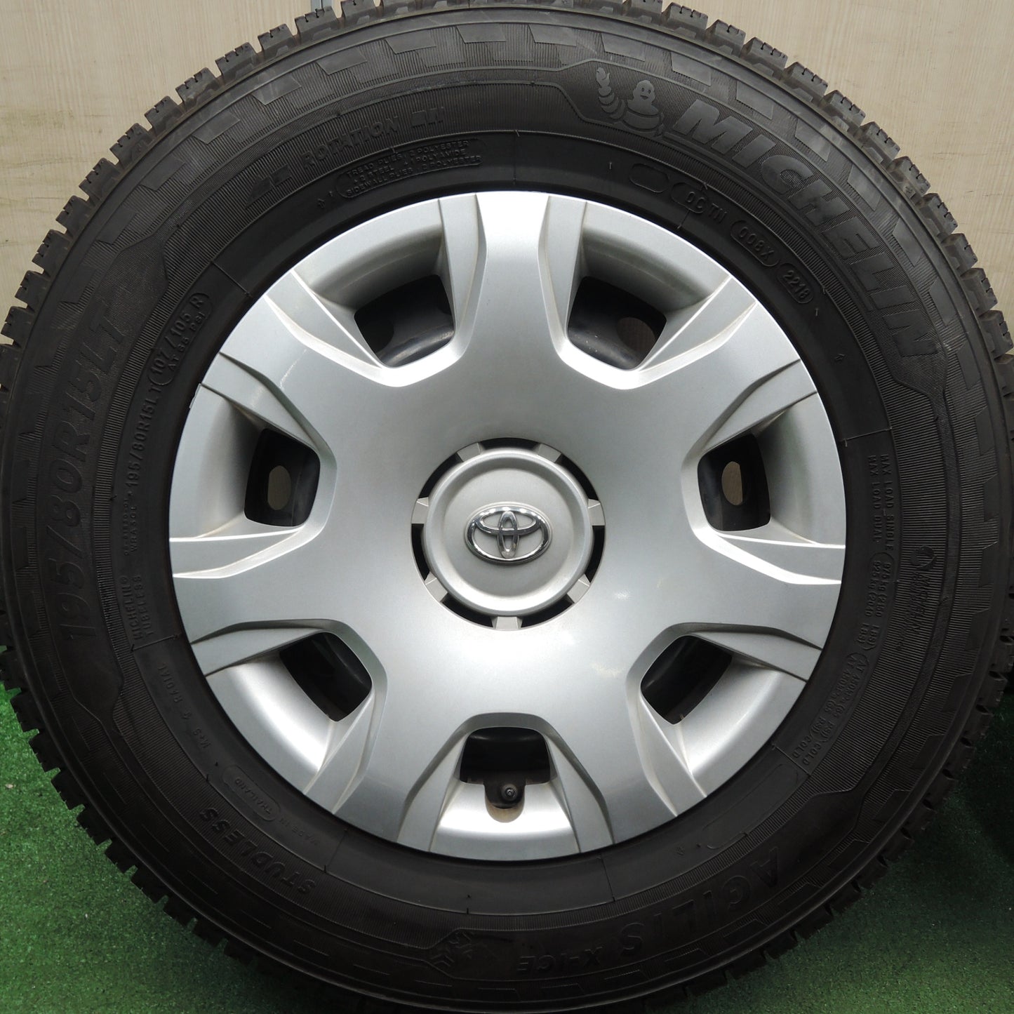 *送料無料* バリ溝！9.5分★トヨタ 200系 ハイエース 純正 スチール スタッドレス 195/80R15 107/105R ミシュラン AGILIS X-ICE 15インチ PCD139.7/6H★4022507HAス