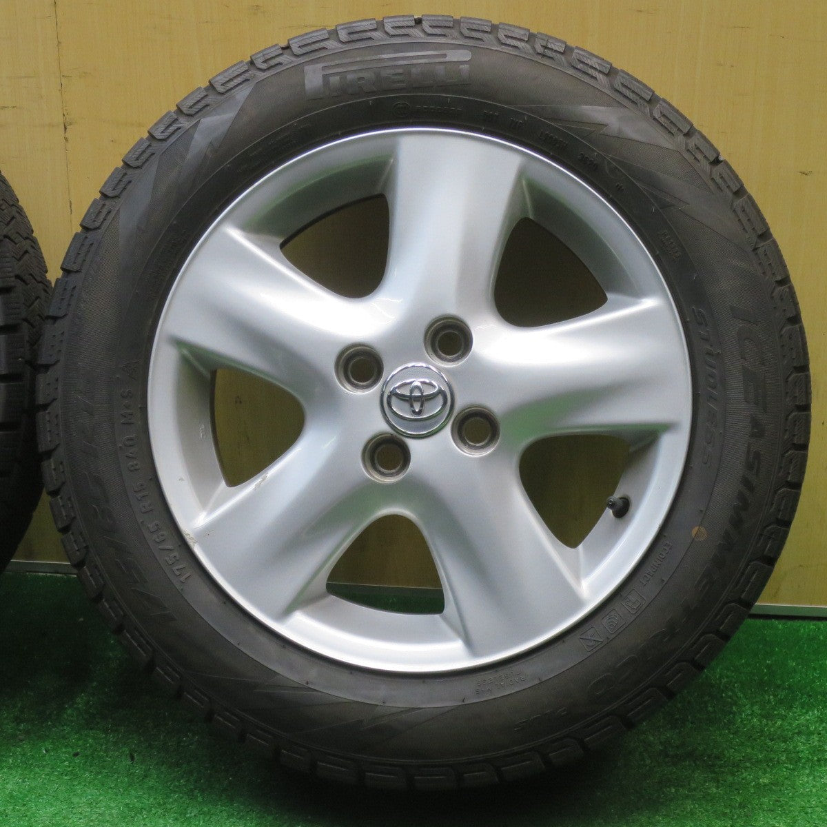 バリ溝！8.5分★トヨタ ヴィッツ 純正 175/65R15 スタッドレス ピレリ アイスアシンメトリコ プラス 15インチ PCD100/4H★5110402NJス