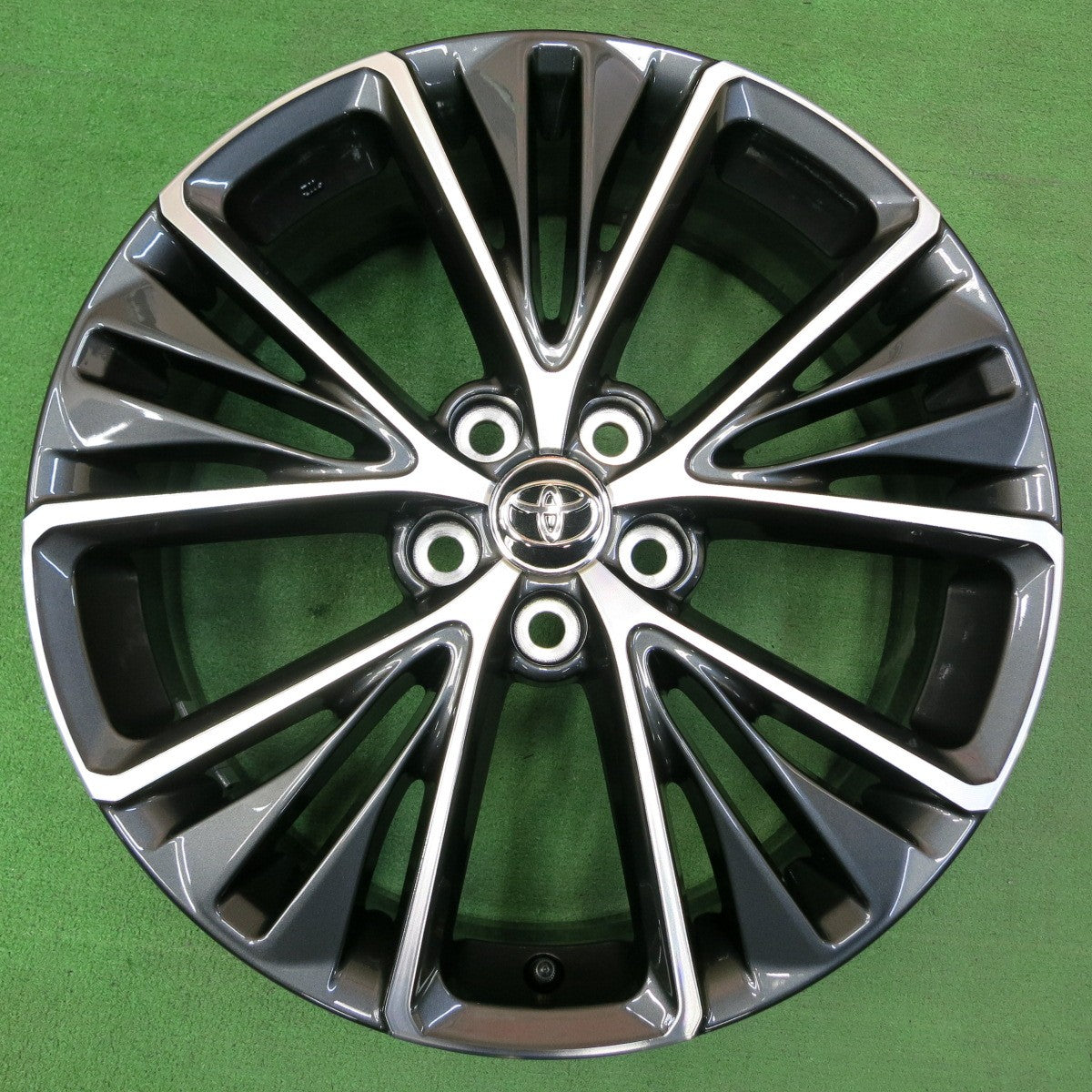 *送料無料* 新車外し★トヨタ 60系 プリウス Zグレード 純正 ホイール 19インチ 19×6.5J PCD114.3/5H★4050207イホ