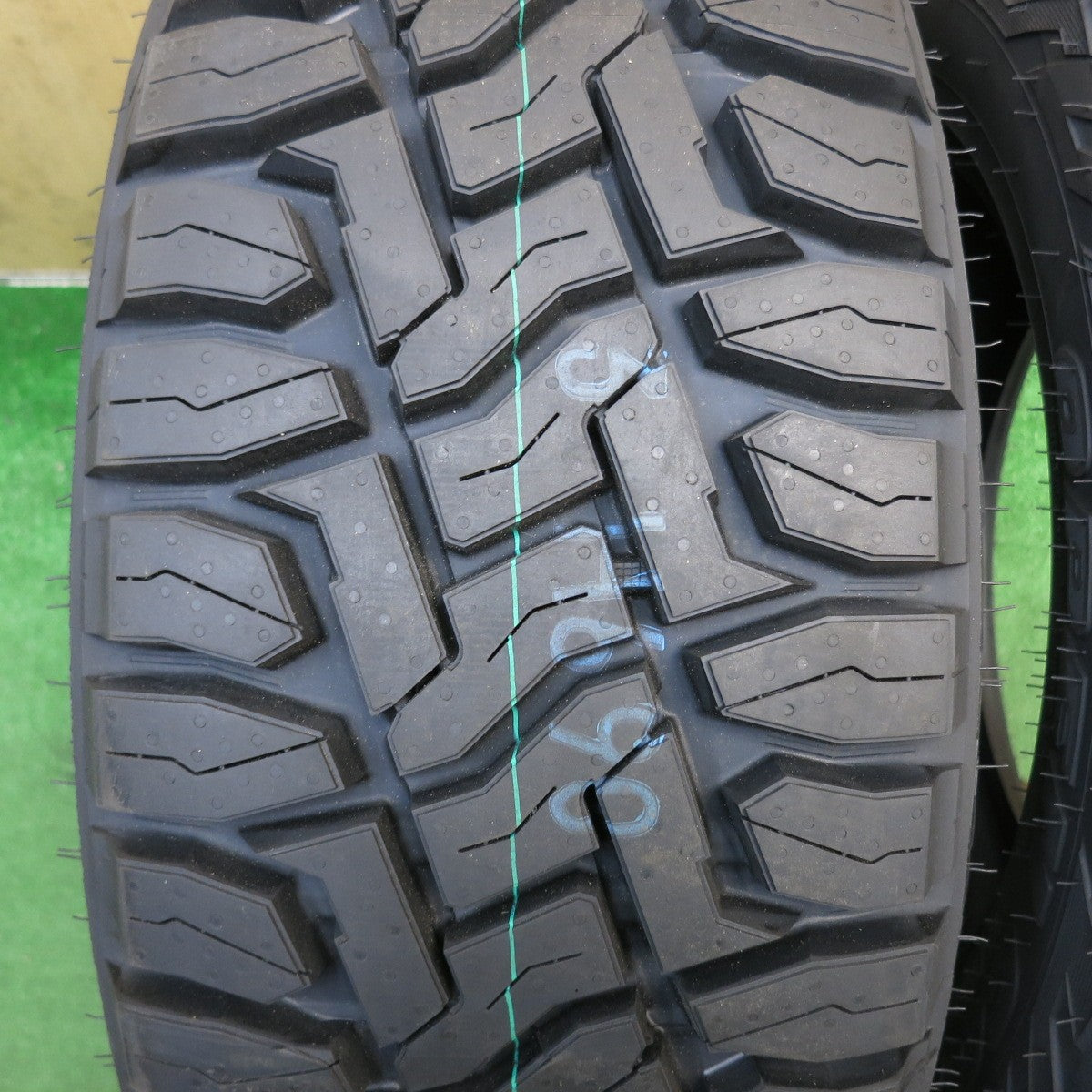 未使用！26年！2本◎215/65R16 C 109/107Q トーヨー オープン カントリー R/T ホワイトレター 16インチ タイヤ ハイエース 等◎6083101KKノタ