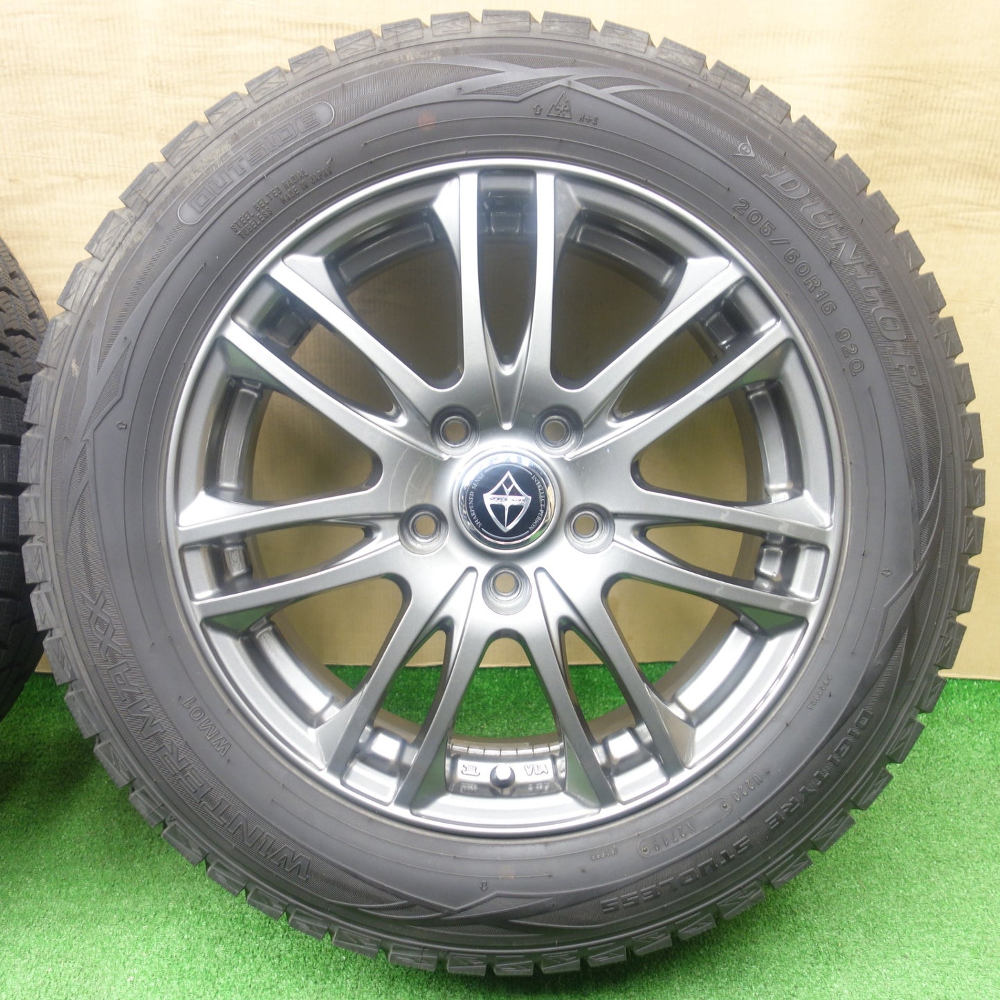 バリ溝！キレイ！9.5分★スタッドレス 205/60R16 ダンロップ ウインターマックス WM01 VELVA ヴェルヴァ 16インチ PCD114.3/5H★6011201KTス