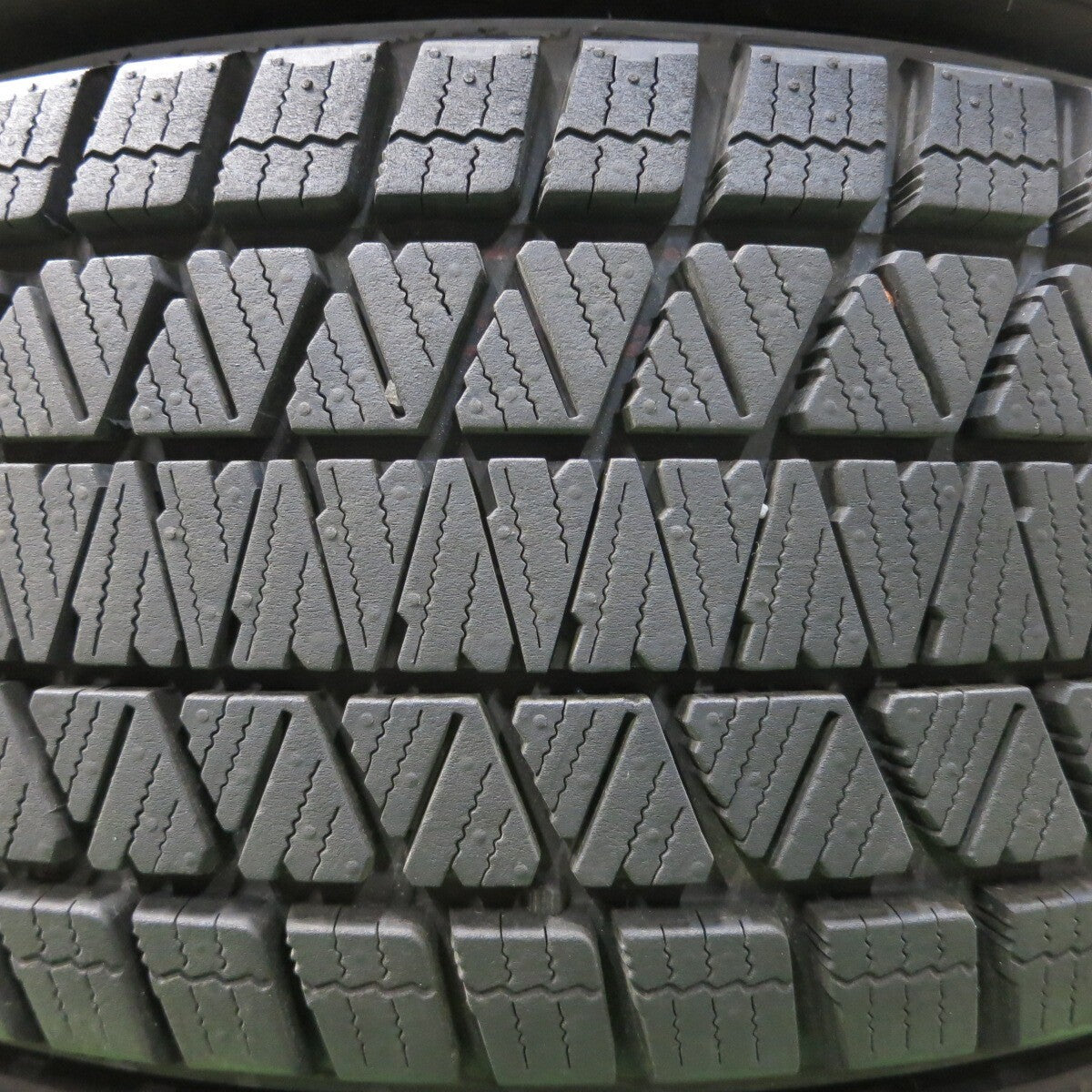 バリ溝 22年 ほぼ10分★スタッドレス 225/65R17 ブリヂストン ブリザック DM-V3 タイヤ ハリアー RAV4等★4012209イスタ