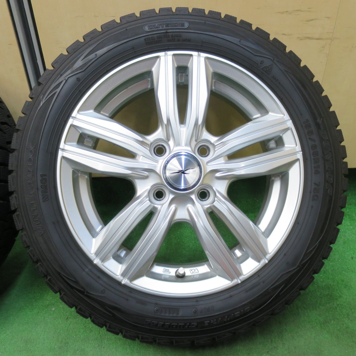 [送料無料] バリ溝！キレイ！9.5分★スタッドレス 155/65R14 ダンロップ ウインターマックス WM01 JOKER ジョーカー 14インチ PCD100/4H★4121002イス