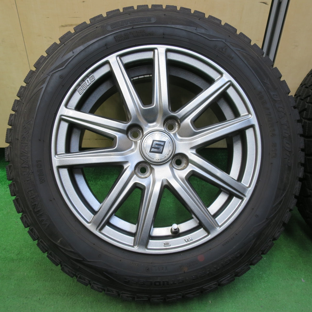[送料無料] タイヤほぼ未使用！キレイ★スタッドレス 165/70R14 ダンロップ ウインターマックス WM01 SEIN ザイン 14インチ PCD100/4H★4093011イス