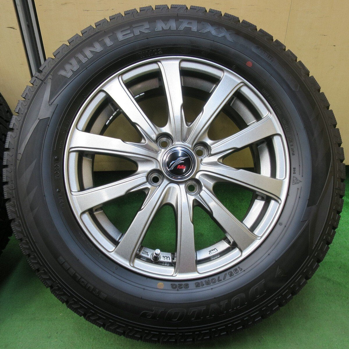 タイヤほぼ未使用！21年！キレイ★スタッドレス 195/70R15 ダンロップ ウインターマックス WM02 Fang ファング 15インチ PCD100/4H★5013109イス