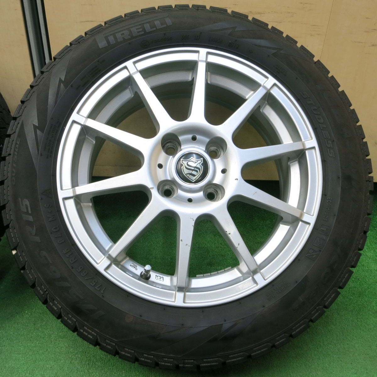 *送料無料* バリ溝！キレイ！8.5分★スタッドレス 175/65R15 ピレリ アイスアシンメトリコ プラス 社外 アルミ 15インチ PCD100/4H★4042801イス