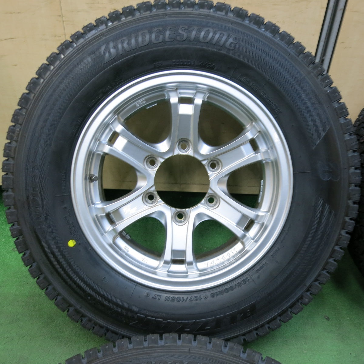 [送料無料] タイヤほぼ未使用！24年！キレイ★KEELER 195/80R15 107/105N スタッドレス ブリヂストン ブリザック VL10 キーラー 15インチ PCD139.7/6H★4122702SYス