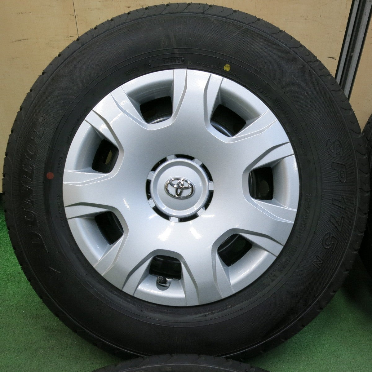 [送料無料] 新車外し！22年★トヨタ 200系 ハイエース 純正 スチール 195/80R15 107/105N ダンロップ SP175N 15インチ PCD139.7/6H★5022612SYノ