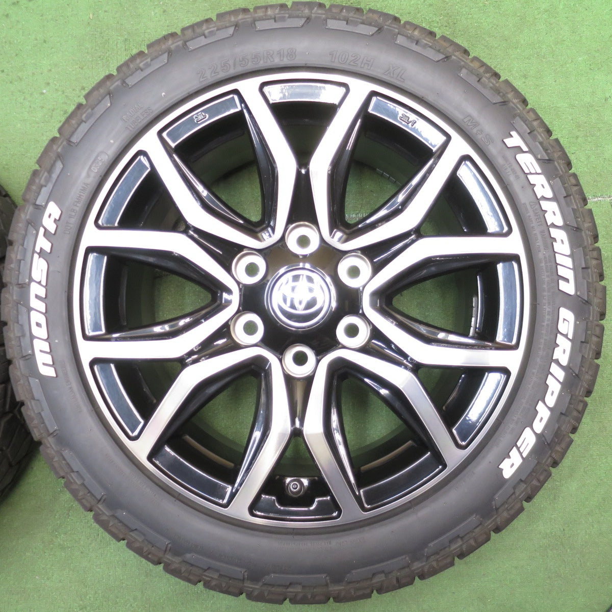 バリ溝！25年！キレイ！9.5分★ハイエース仕様 ハイラックス GR スポーツ 純正 225/55R18 モンスタ TERRAIN GRIPPER PCD139.7/6H★5080806NJノ