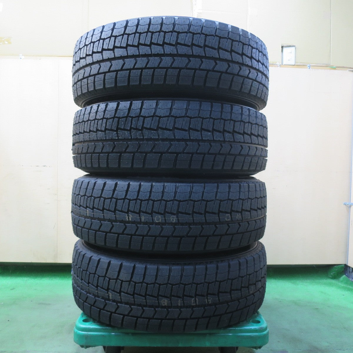 未使用！23年★スタッドレス 215/60R17 ダンロップ ウインターマックス WM02 SPORT DAISY スポルト デイジー 17インチ PCD114.3/5H★5112409イス