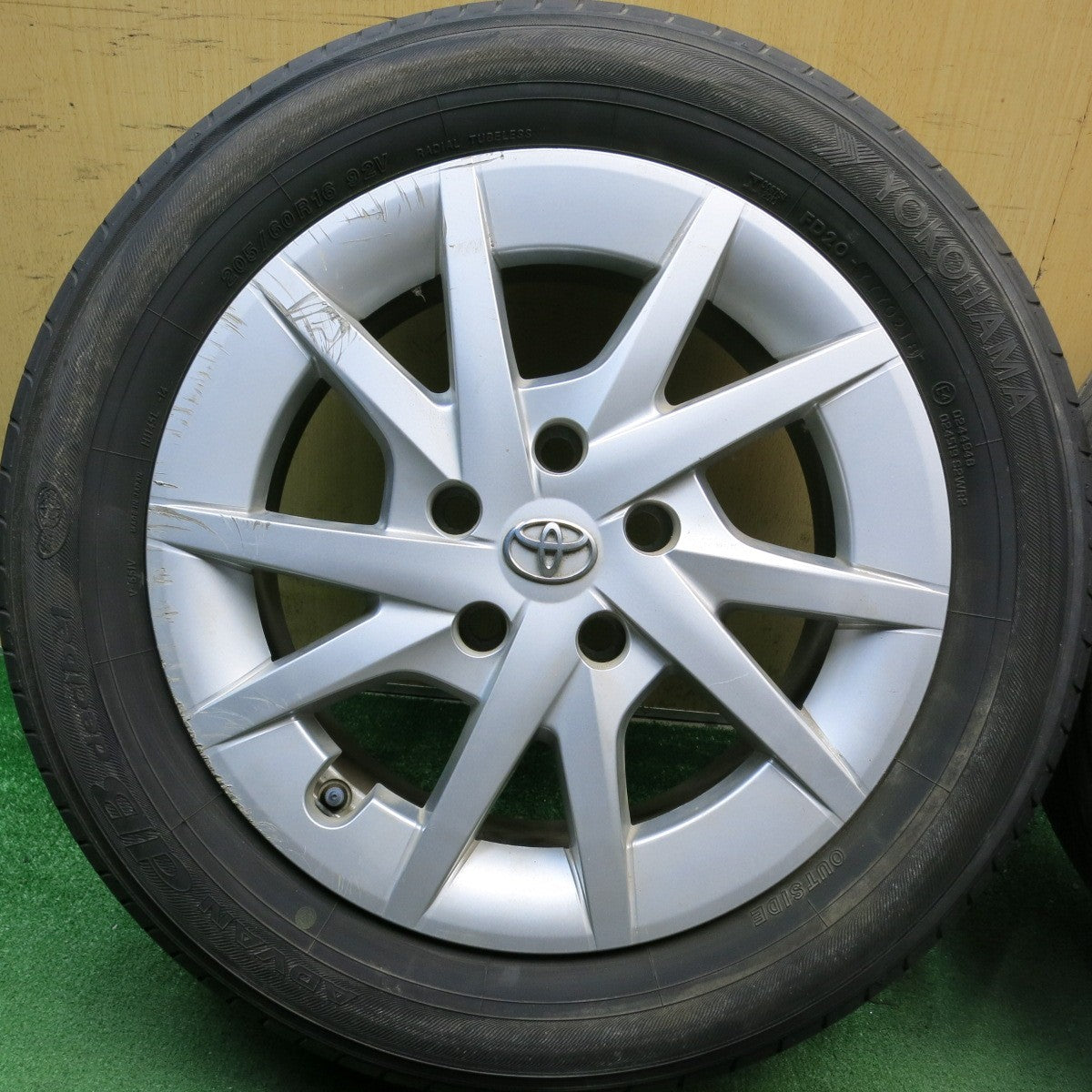4本価格◎トヨタ 40系 プリウスα 純正 205/60R16 ヨコハマ アドバン dBデシベル 16インチ PCD114.3/5H◎6080905HAノ