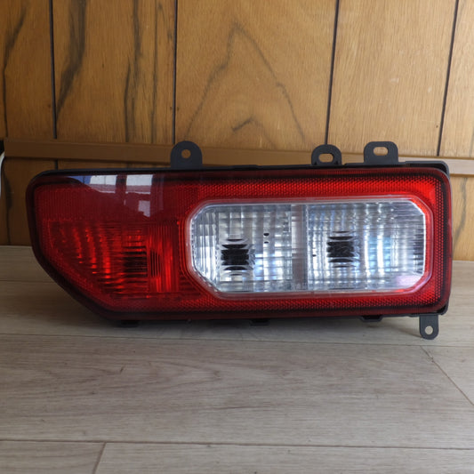 [送料無料] 岐阜発 新車外し★スズキ SUZUKI 純正 ジムニー JB64W JB74W 左 テールランプ KOITO 220-5938C L ライトカバー 付★