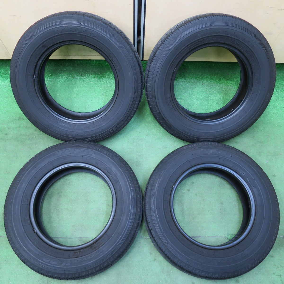 [送料無料] バリ溝！23年！8.5分★軽 トラック バン 145/80R12 80/78N トーヨー V-02e タイヤ 12インチ★5022802イノタ
