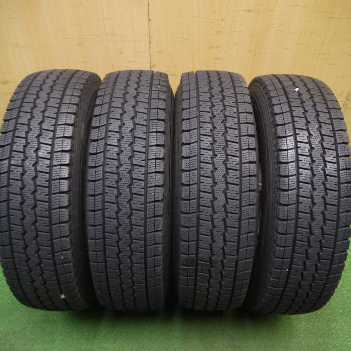 バリ溝！キレイ！9.5分★スタッドレス 165R13 6PR ダンロップ ウインターマックス SV01 JOKER ジョーカー 13インチ PCD100/4H★5011403Hス