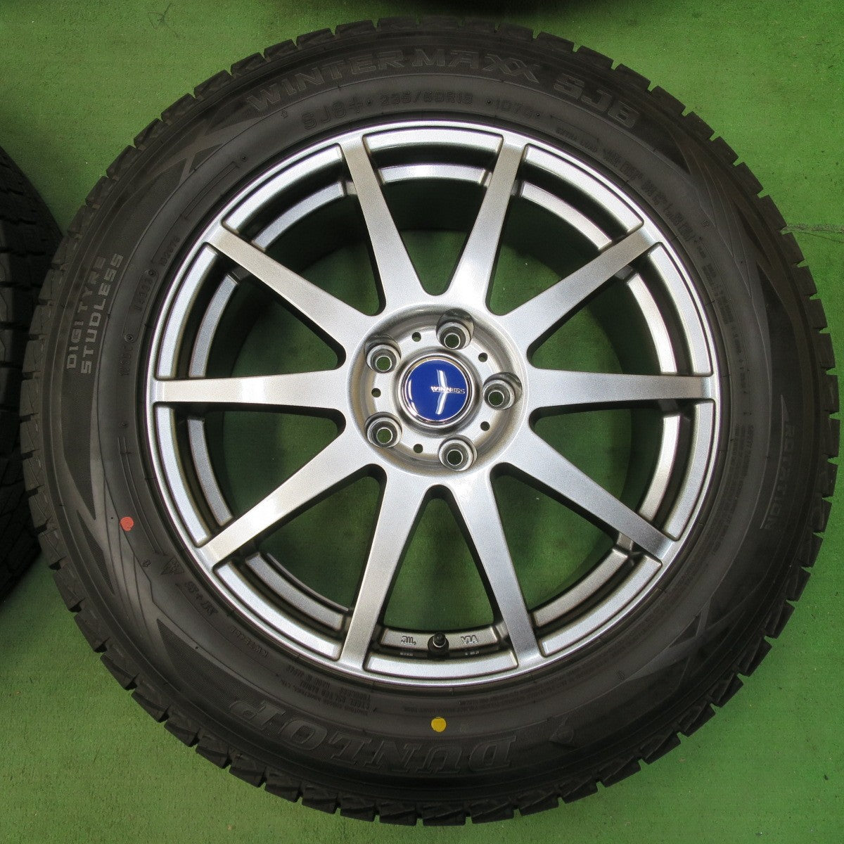 [送料無料] バリ溝！23年！キレイ！9.5分★スタッドレス 235/60R18 ダンロップ ウインターマックス SJ8 SJ8+ WINNERS ウィナーズ 18インチ PCD114.3/5H★5031502イス