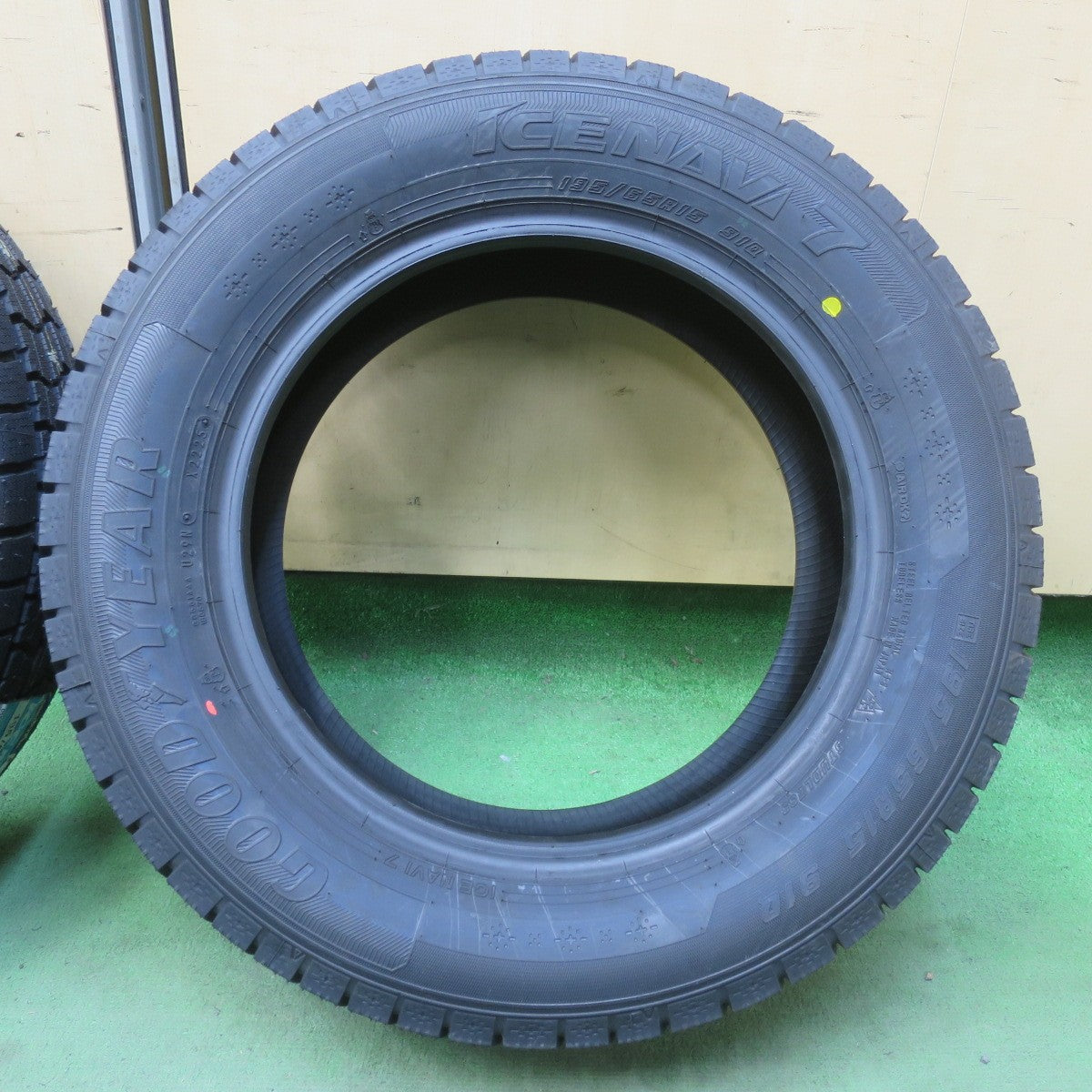 未使用！25年★スタッドレス 195/65R15 グッドイヤー アイスナビ7 タイヤ 15インチ ノア ヴォクシー ステップワゴン プリウス エスクァイア 等★6031908イスタ