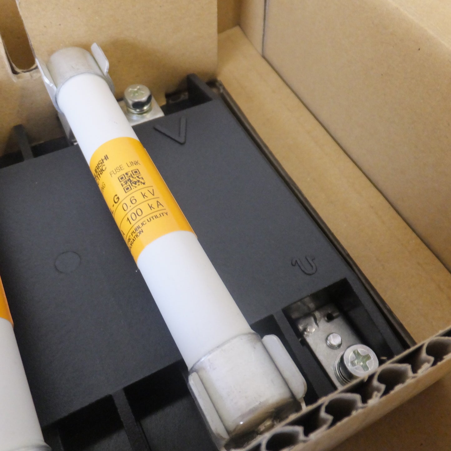 ●複数在庫有●[送料無料] 未使用★三菱 MITSUBISHI 電力管理用計器 計器用変成器 PE-15F 440/110V 　ヒューズ付 PL-G T2A 0.6kV 100kA★