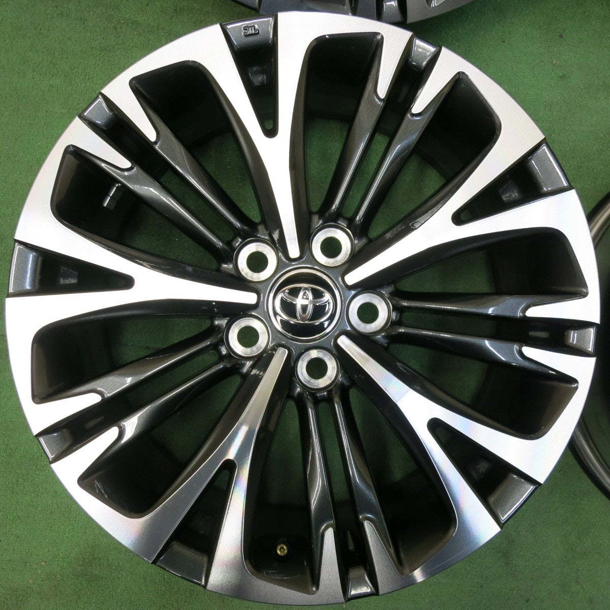 [送料無料] 新車外し★トヨタ ヤリスクロス Zグレード 純正 ホイール 18インチ 18×7J PCD114.3/5H★4112701SYホ