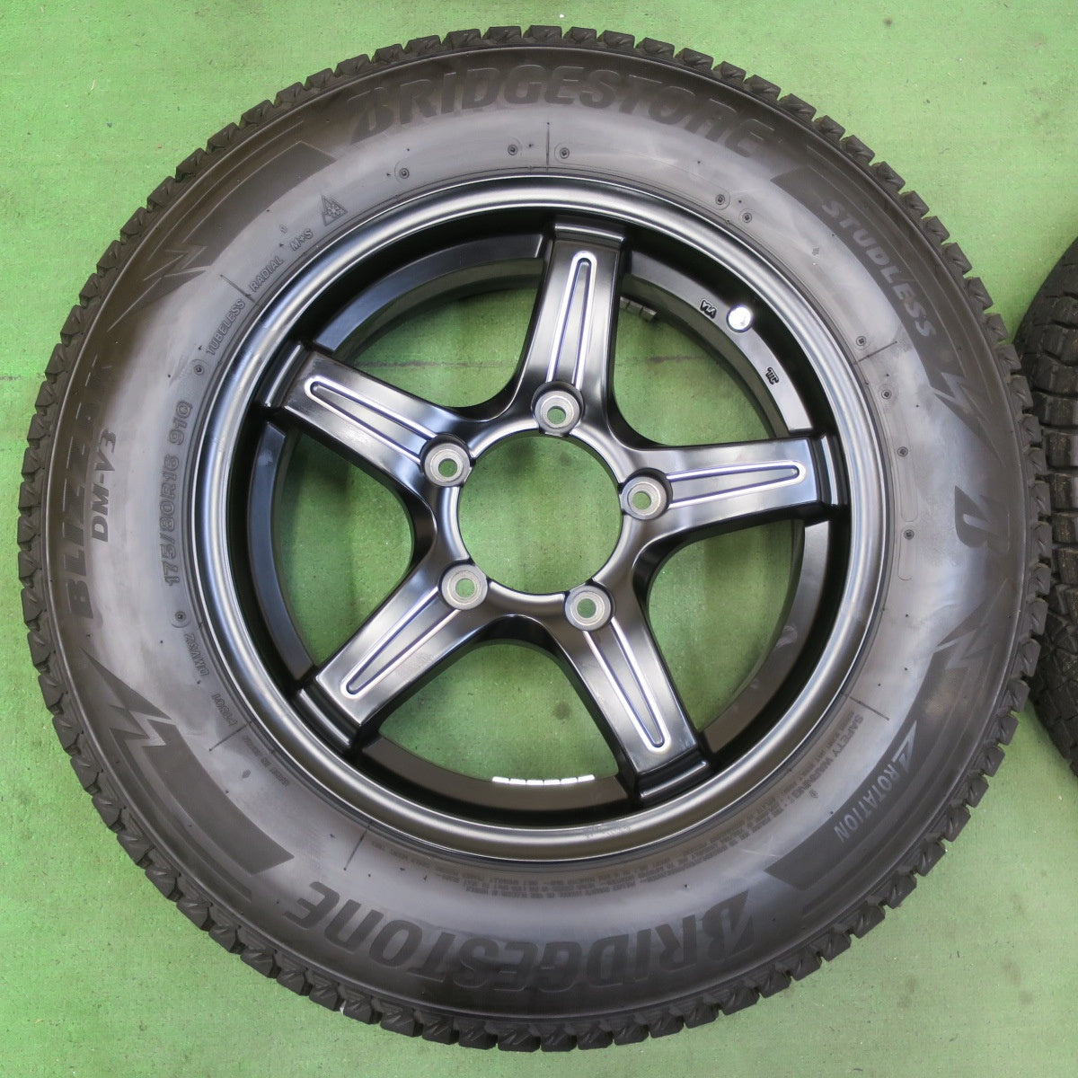 バリ溝！23年！キレイ！ほぼ10分★スズキ JB23 ジムニー 純正 175/80R16 スタッドレス ブリヂストン ブリザック DM-V3 16インチ PCD139.7/5H★5070608イス