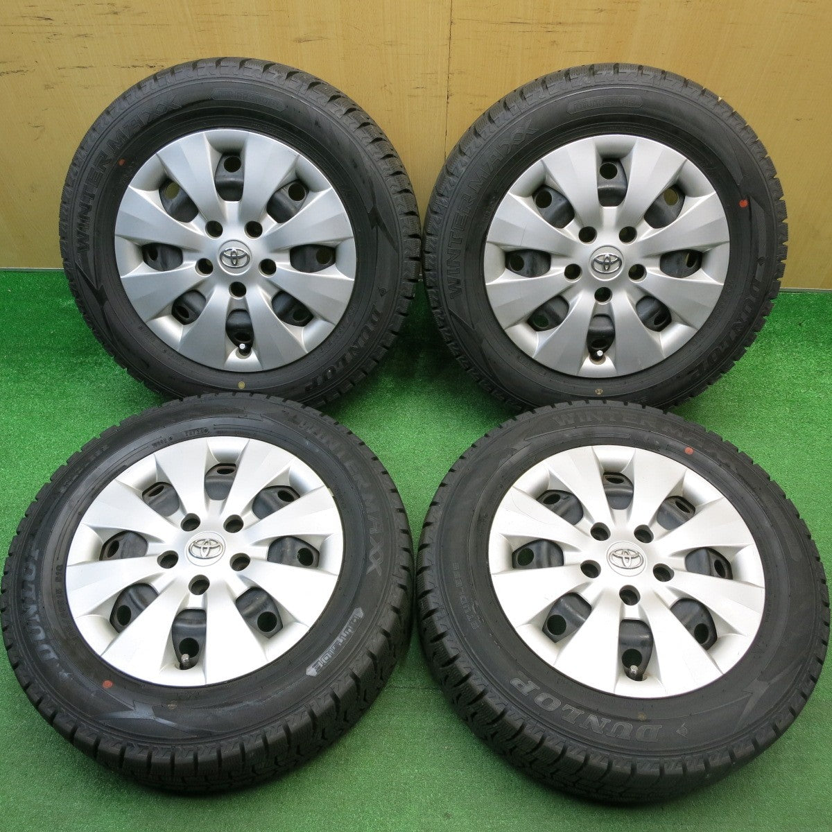 バリ溝！24年！9.5分以上★トヨタ 70系 ノア ヴォクシー 純正 195/65R15 スタッドレス ダンロップ ウインターマックス WM02 15インチ PCD114.3/5H★5113011HAス