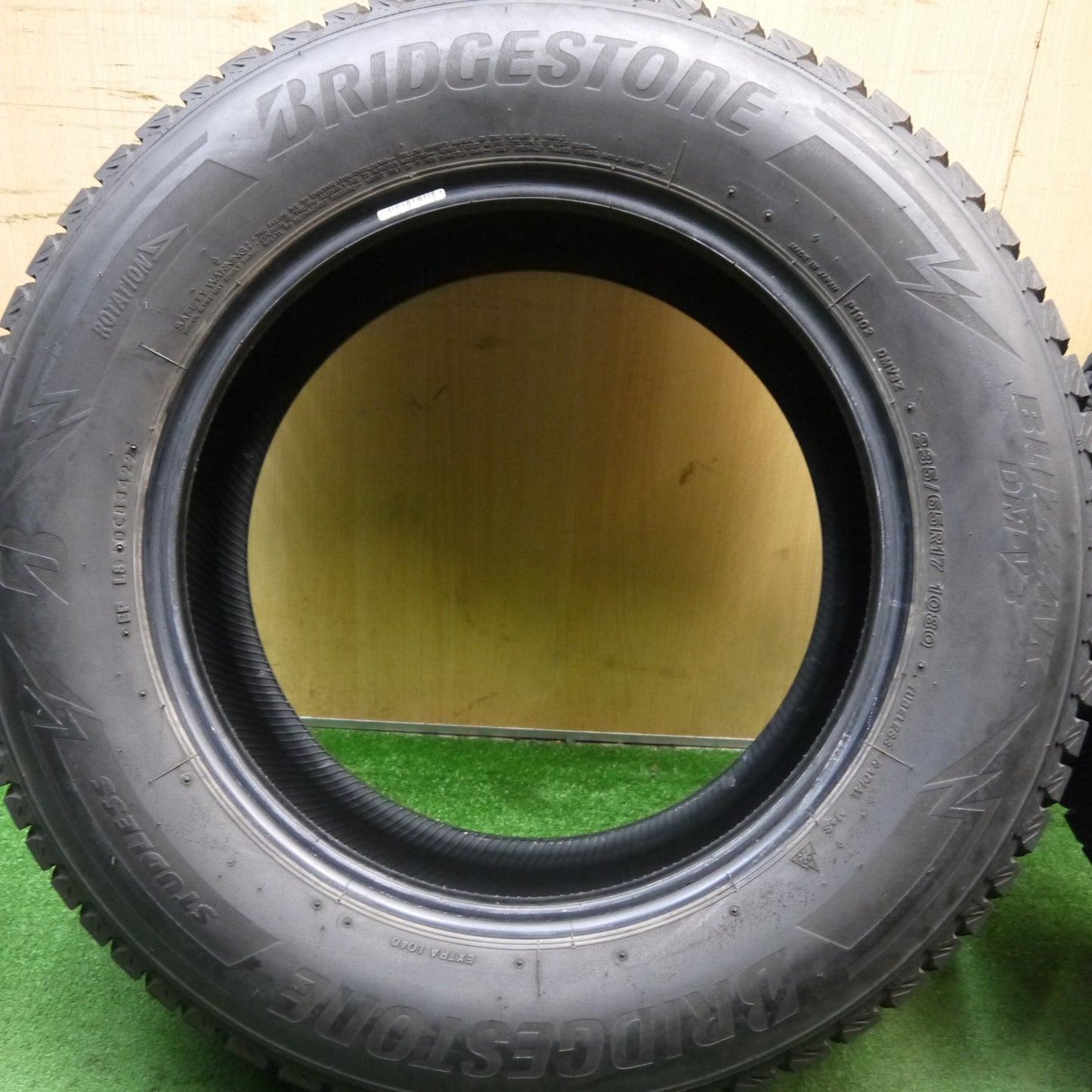 バリ溝！22年！8.5分★スタッドレス 235/65R17 ブリヂストン ブリザック DM-V3 タイヤ 17インチ ボルボ アウディ 等★5091001Hスタ