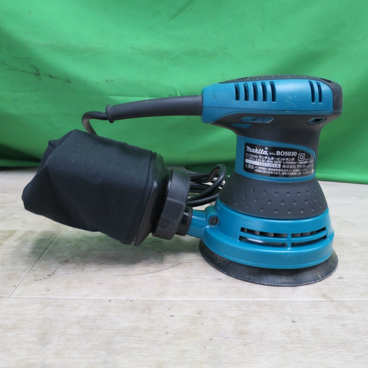[送料無料] キレイ！付属品付き☆マキタ ランダム オービット サンダ 125mm 100V BO5030 サンディングディスク 付き 研磨 電動 工具☆