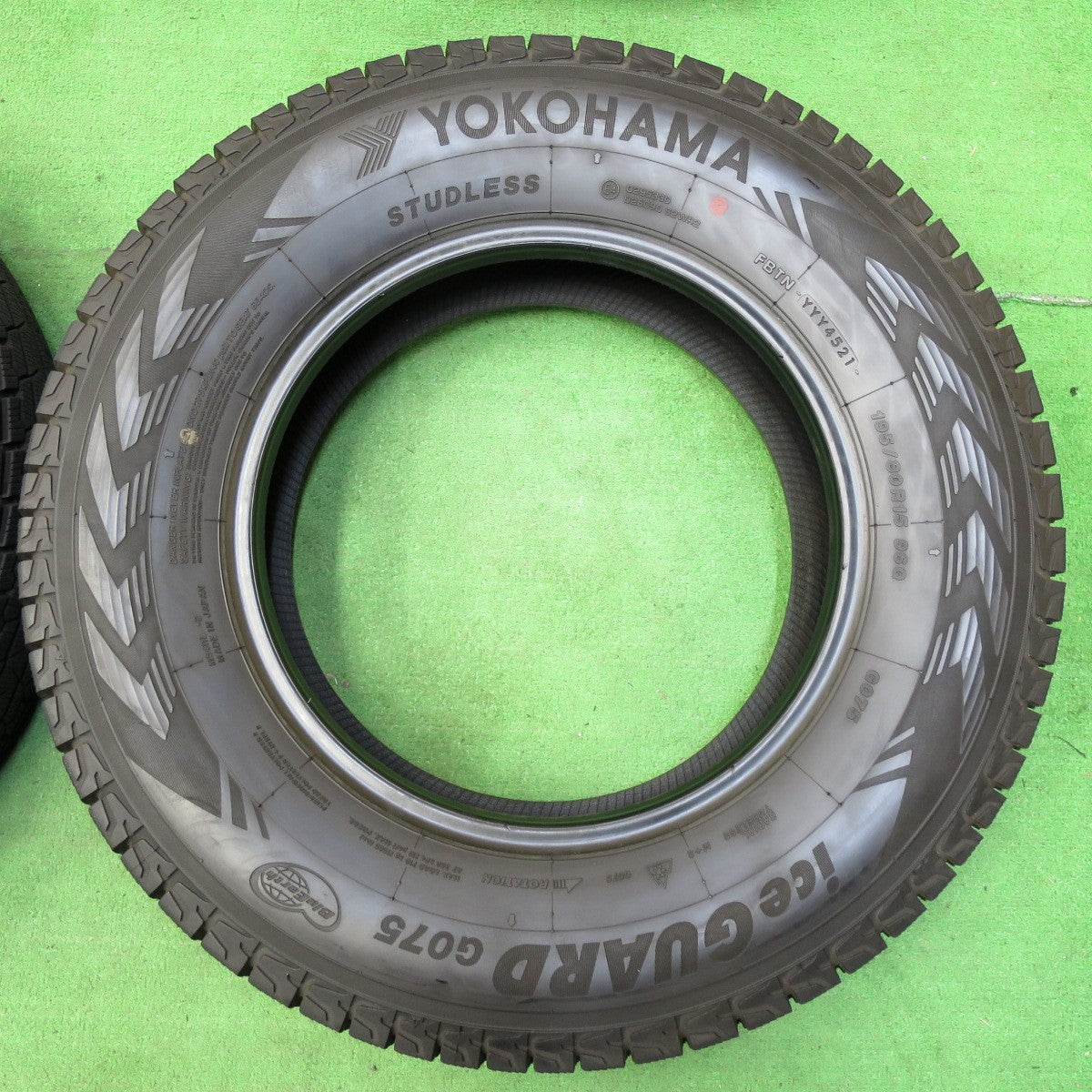 *送料無料* バリ溝！21年！9.5分以上★スタッドレス 195/80R15 ヨコハマ アイスガード G075 タイヤ 15インチ ジムニーシエラ ハイエース 等★4061301イスタ