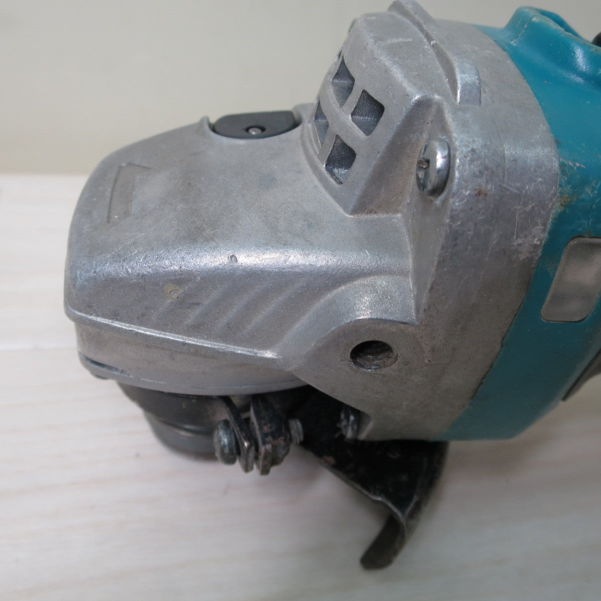 [送料無料] ☆マキタ 100mm ディスクグラインダー GA402D 電動 工具 研磨 研摩 機 切断 研削 makita 18V 本体のみ☆