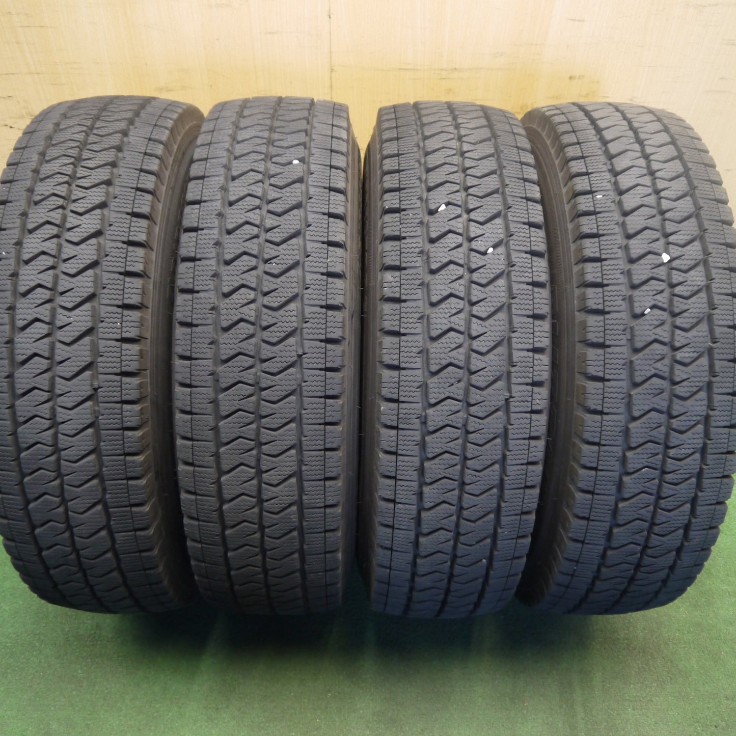 バリ溝！23年！キレイ！9.5分★スタッドレス 195/80R15 107/105N ブリヂストン ブリザック VL10 ravrion RV ラブリオン 15インチ PCD139.7/6H★6052905Hス